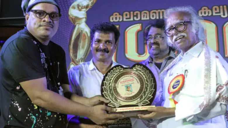 kannan pallippuram wins gramadarav excellence award for best photographer
