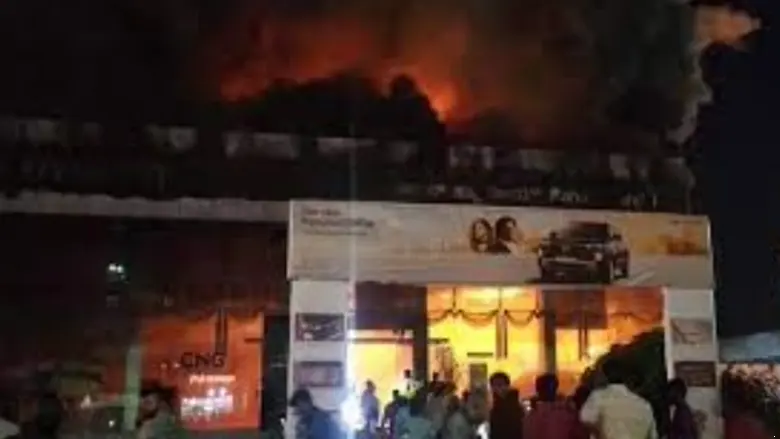 fire-breaks-out-at-car-shop-in-shivamogga-several-cars-gutted